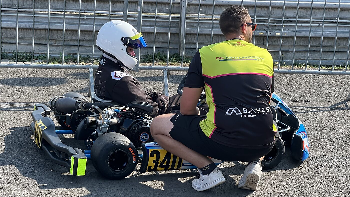 Jakob Janda im Kart, daneben sein Teamchef von DC Motorsport