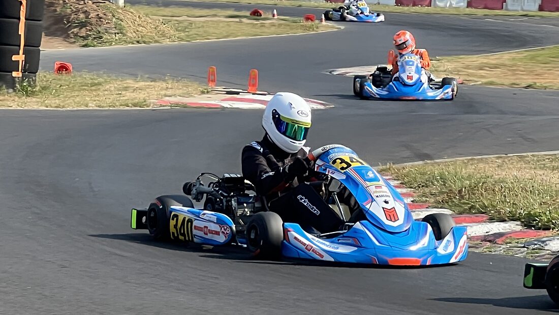 Jakob Janda in der Kurve, dahinter ein weiteres Kart