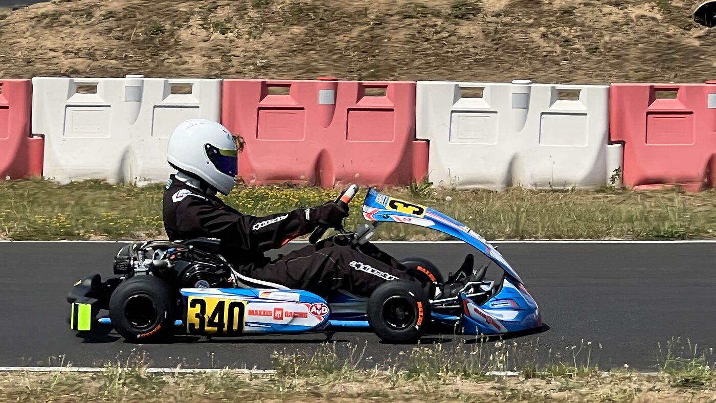 Das Kart mit der Startnummer 340 in voller Fahrt, Seitenansicht